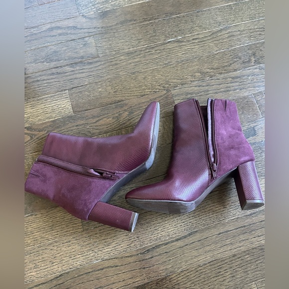Ann Taylor Embossed Rich Burgundy Block Heel Booties Ankle Boots- SZ 7.5 - Picture 3 of 7